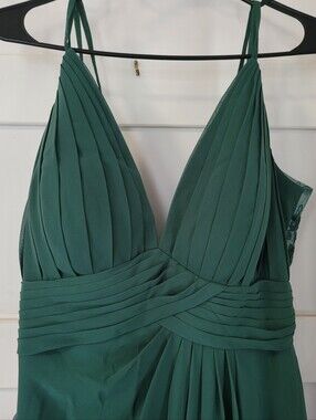 Elegant Green Pleated V-Neck Evening Dress